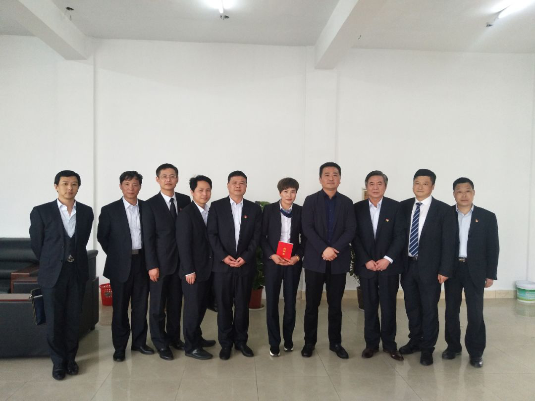 江西長運黨委書記、董事長王曉看望慰問“中國好人榜”獲得者李小英