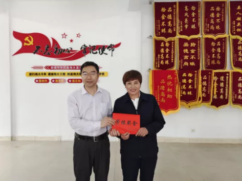 新余市總工會領(lǐng)導到新余公交慰問省勞動模范李小英