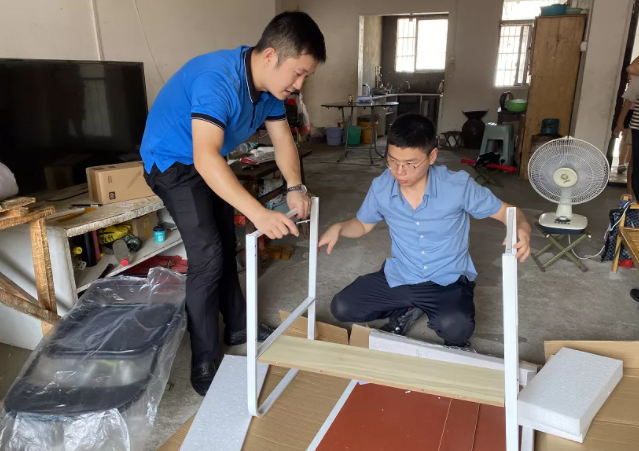 江西長運(yùn)團(tuán)委開展“文明小書桌 點(diǎn)亮大夢想”系列公益活動