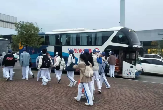 景德鎮(zhèn)長運(yùn)旅游發(fā)展公司圓滿完成瓷博會(huì)大型運(yùn)輸任務(wù)