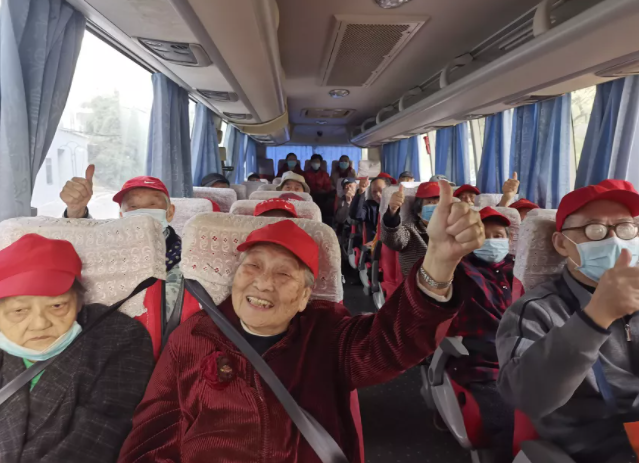 都市城際公交：旅游客運分公司助力“關愛老人，送溫暖”公益活動