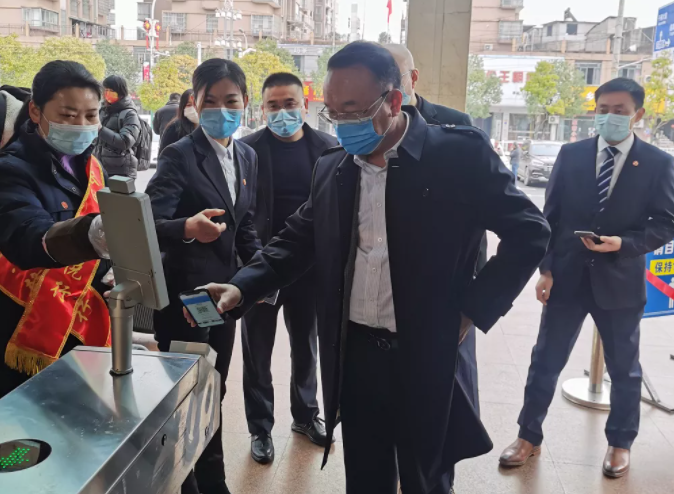 胡維泉視察上饒汽運(yùn)余干公司春運(yùn)工作  慰問困難職工