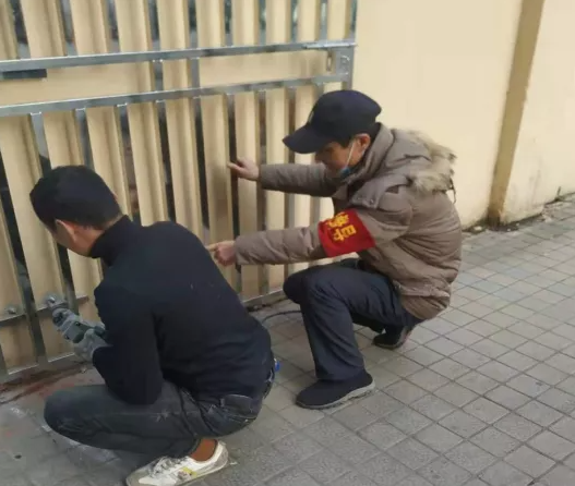 長(zhǎng)運(yùn)物業(yè)：爛鐵門變身不銹鋼靚門