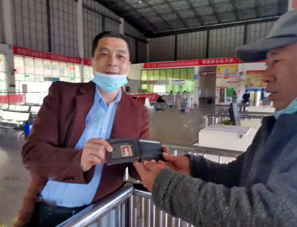 撫州長運(yùn)   駕駛員拾金不昧獲贊譽(yù)