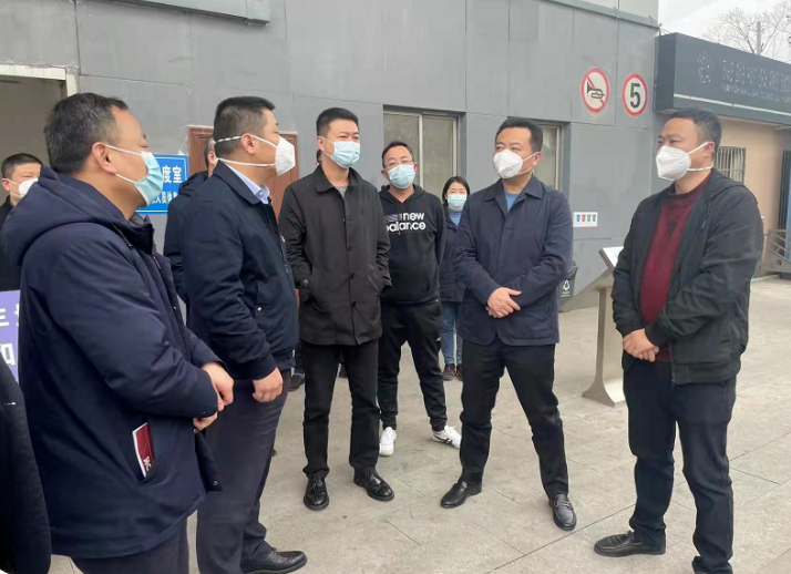 王曉一行在徐坊客運(yùn)站主持召開疫情防控工作調(diào)度會并看望一線抗疫人員