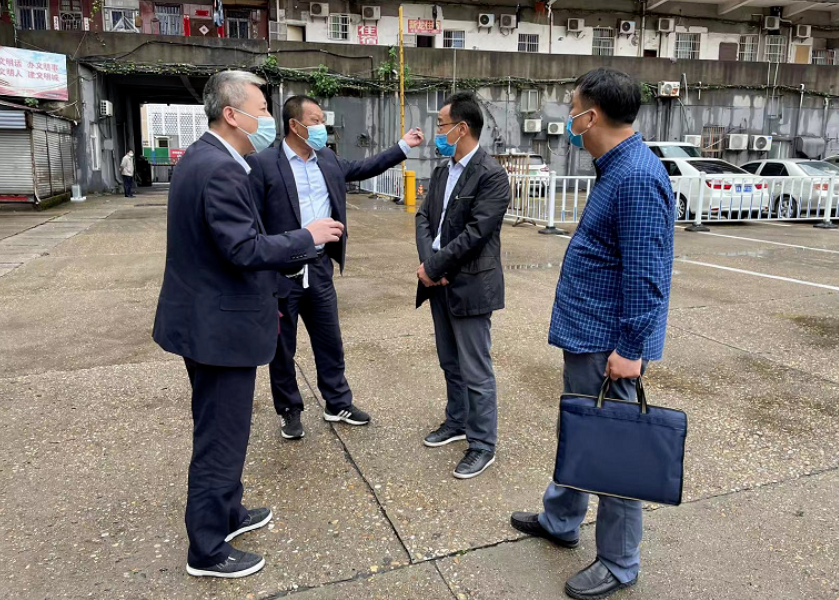 穆孫祥一行深入長運出租、都市城際公交青山客運分公司、加油站督導(dǎo)疫情防控工作