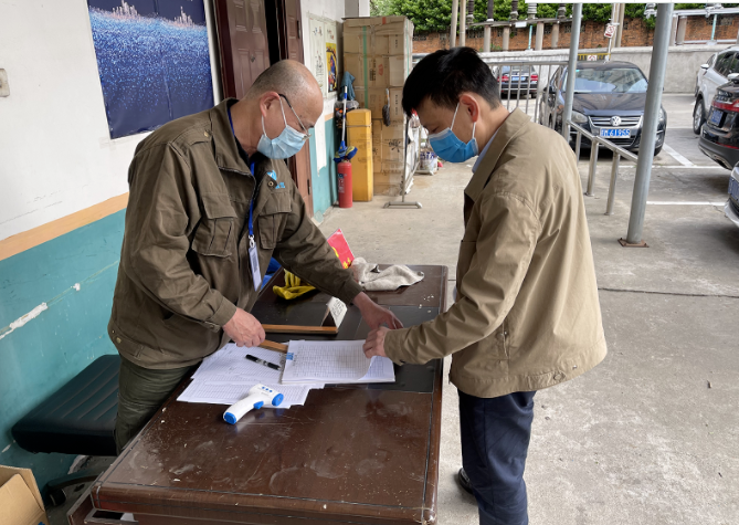 黃俊督導(dǎo)長鴻物業(yè)、長運出租、都市城際公交疫情防控工作