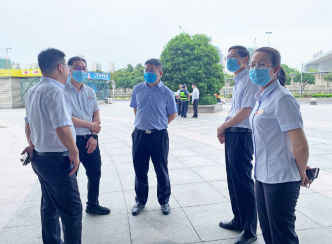 張小平督導(dǎo)長(zhǎng)途汽車(chē)西站復(fù)工復(fù)產(chǎn)、疫情防控及“端午節(jié)”安全運(yùn)輸工作