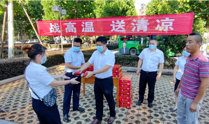 占梁慰問鷹潭長運、鷹潭公交一線職工  肖良芝陪同