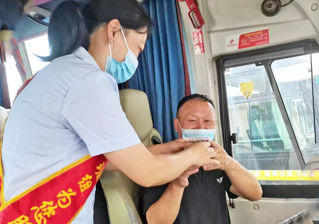 上饒汽運(yùn) 持續(xù)開展送清涼活動