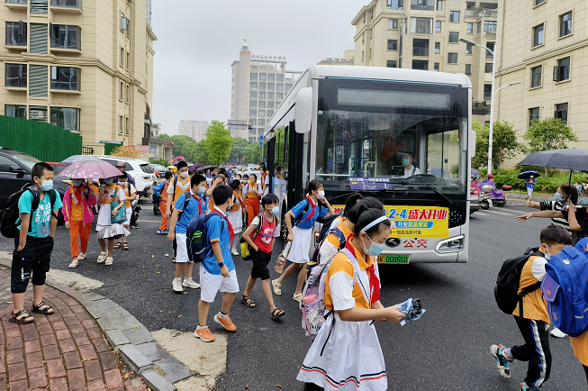 新余公交：開學季 校園直通車進小區(qū)