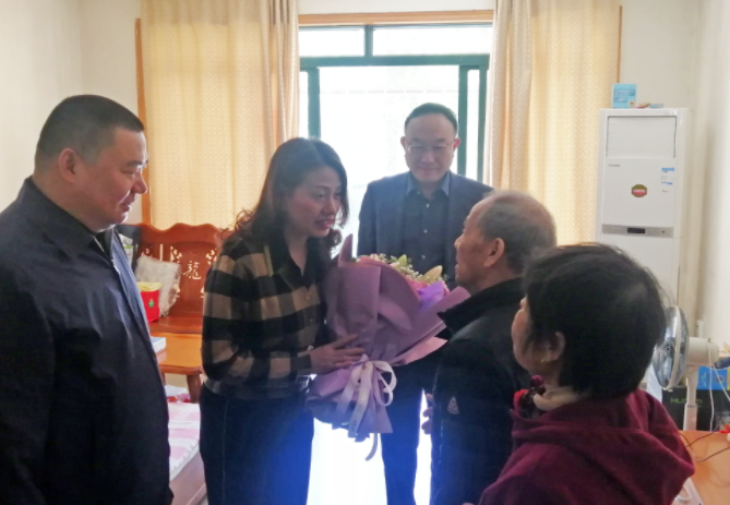 省總工會(huì)領(lǐng)導(dǎo)慰問全國(guó)勞動(dòng)模范、江西長(zhǎng)運(yùn)退休職工高國(guó)軍 胡維泉陪同
