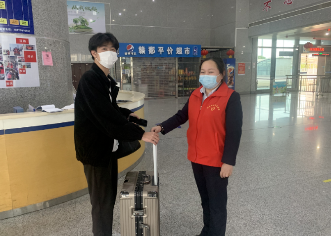 都市城際公交：站、車聯(lián)手尋失物 旅客領(lǐng)回樂開花