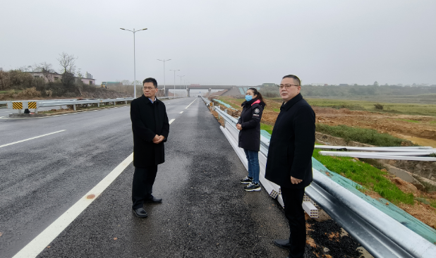 肖良芝帶隊(duì)現(xiàn)場(chǎng)查勘、研究余信貴大橋開(kāi)通公交車事宜