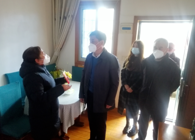 陳皓冒雨走訪慰問市勞模、退休長(zhǎng)運(yùn)老職工萬正梅