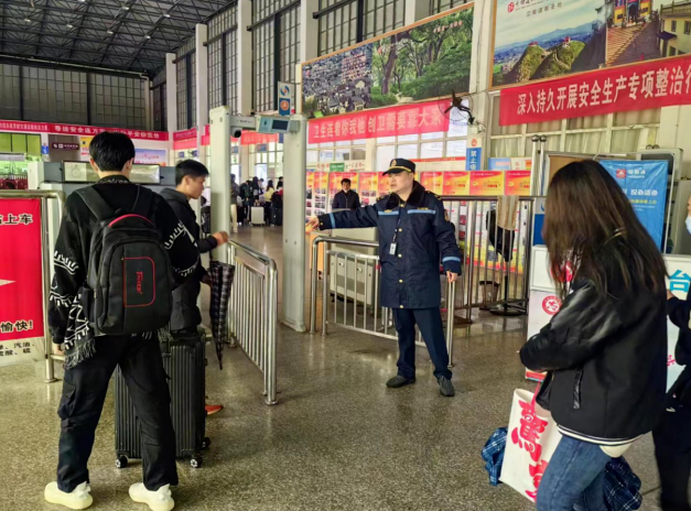 撫州長(zhǎng)運(yùn)：樂安汽車客運(yùn)站聯(lián)合縣交通執(zhí)法大隊(duì) 加強(qiáng)客運(yùn)站場(chǎng)管理