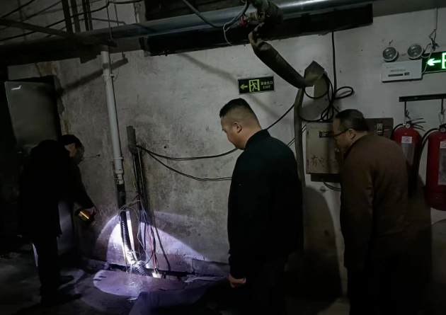 長(zhǎng)運(yùn)物業(yè)  商城分公司檢查抽水泵，保障雨季安全