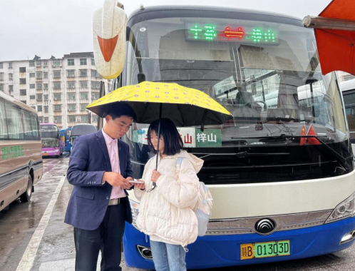 贛州方通:乘客粗心落手機 駕駛員撿后速歸還