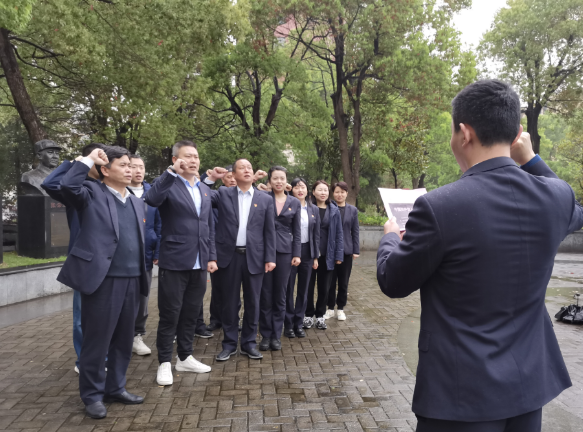 都市城際公交 旅游客運分公司黨支部開展“緬懷革命先烈，傳承紅色基因”祭掃活動