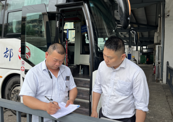 青山客運分公司開展車輛安全、環(huán)境衛(wèi)生綜合檢查