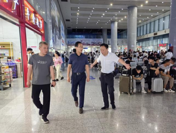 穆孫祥督導(dǎo)南昌長(zhǎng)途汽車(chē)西站節(jié)日期間安全生產(chǎn)工作