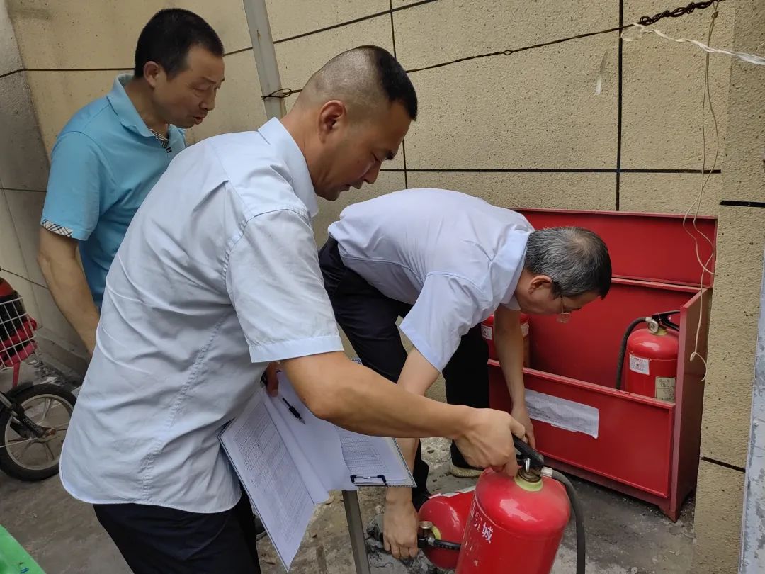 長(zhǎng)運(yùn)物業(yè) 商城分公司對(duì)滅火器開展“體檢”