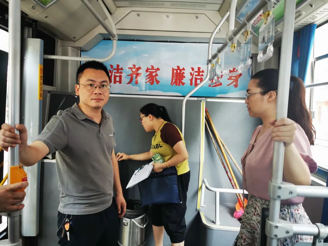 鷹潭公司 “流動(dòng)紅旗”檢查小組對(duì)服務(wù)質(zhì)量常態(tài)化工作進(jìn)行檢查