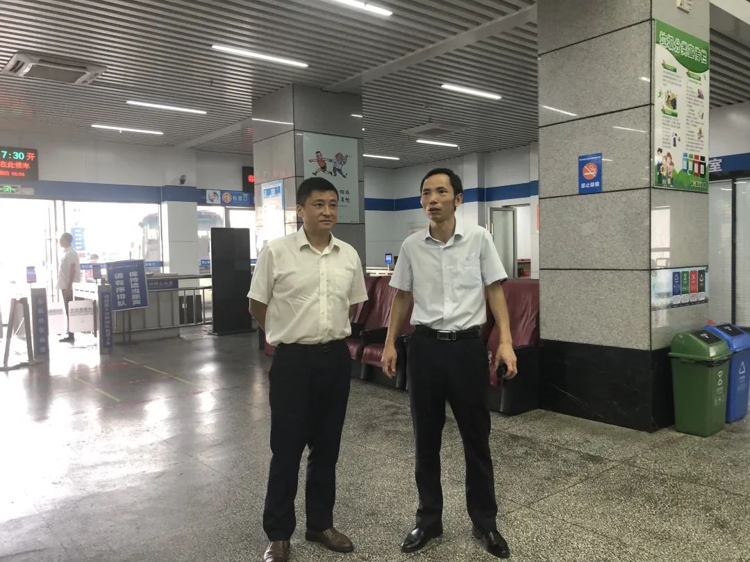 占梁督導(dǎo)青山客運站創(chuàng)文鞏衛(wèi)、青山驛站建設(shè)等工作