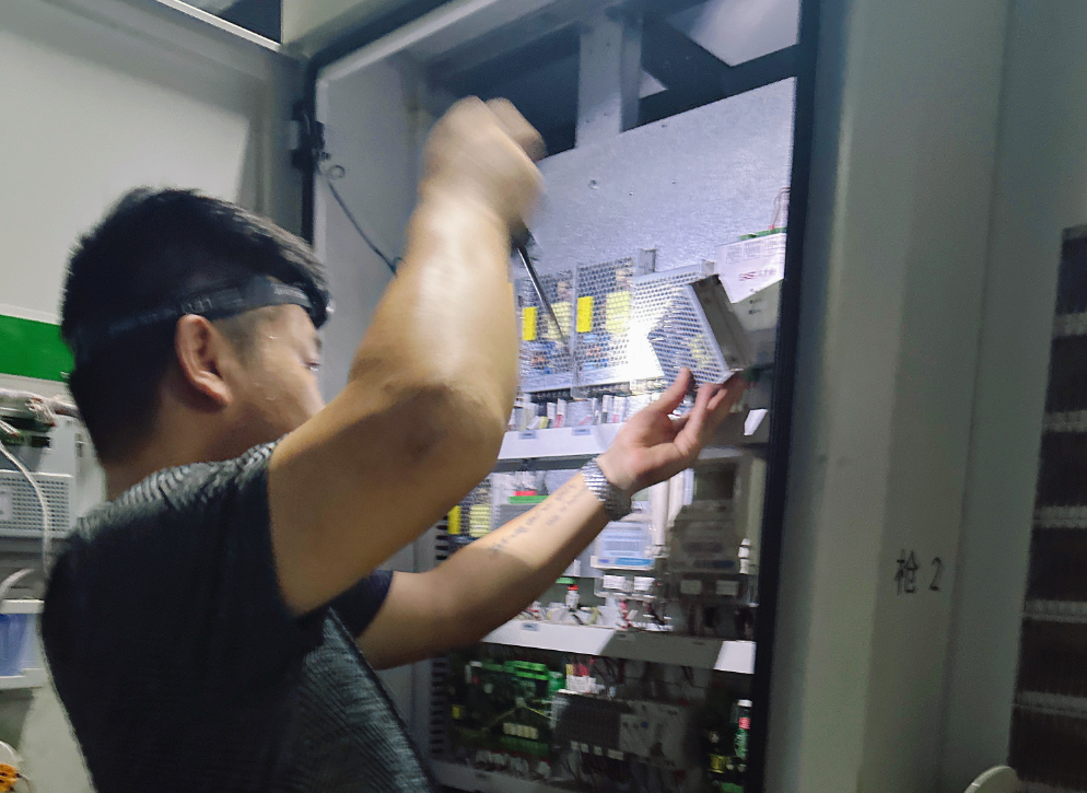 新余公交：爭(zhēng)分奪秒 搶修充電樁