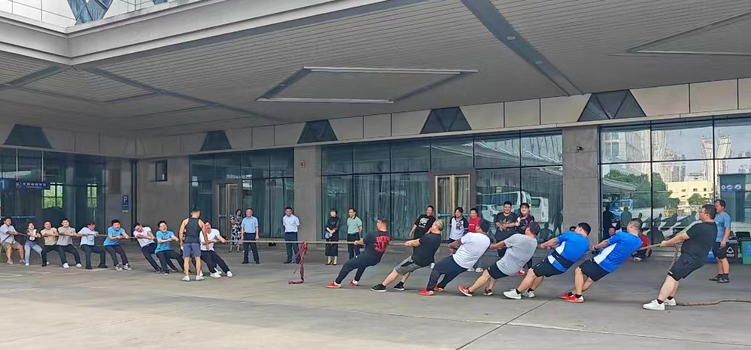 市國(guó)資委拔河代表隊(duì)到江西長(zhǎng)運(yùn)開展南昌市第九屆運(yùn)動(dòng)會(huì)賽前交流活動(dòng) 張小平、劉志堅(jiān)現(xiàn)場(chǎng)觀摩