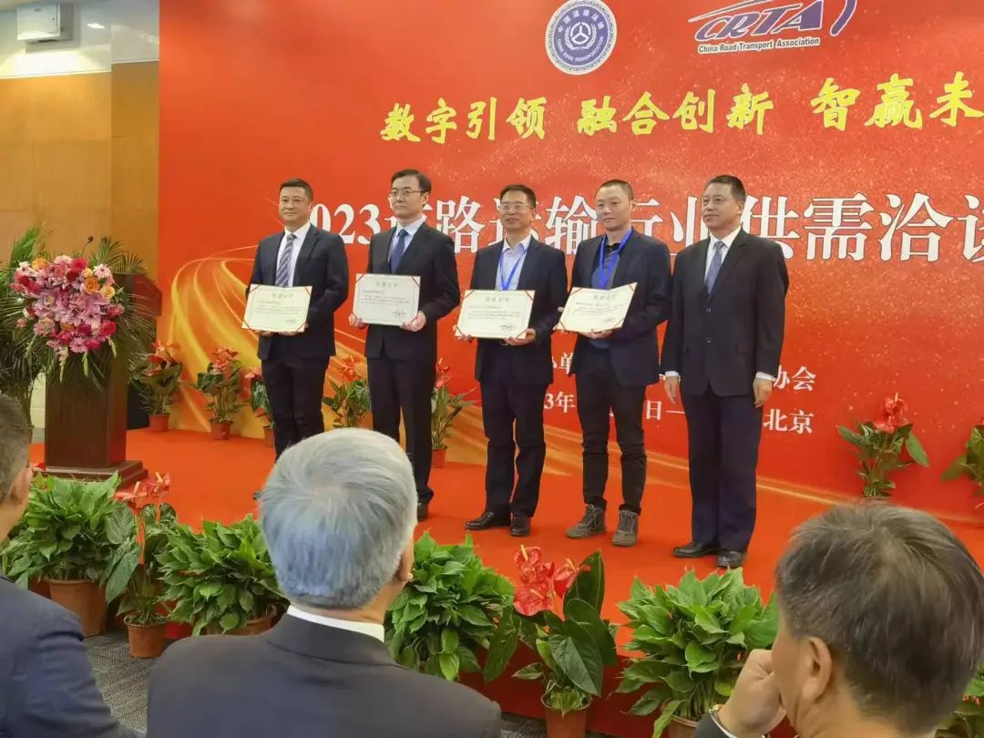 “贛悅行”平臺成功入選中國道路運輸行業(yè)定制客運服務(wù)品牌 王曉出席會議、占梁登臺領(lǐng)獎