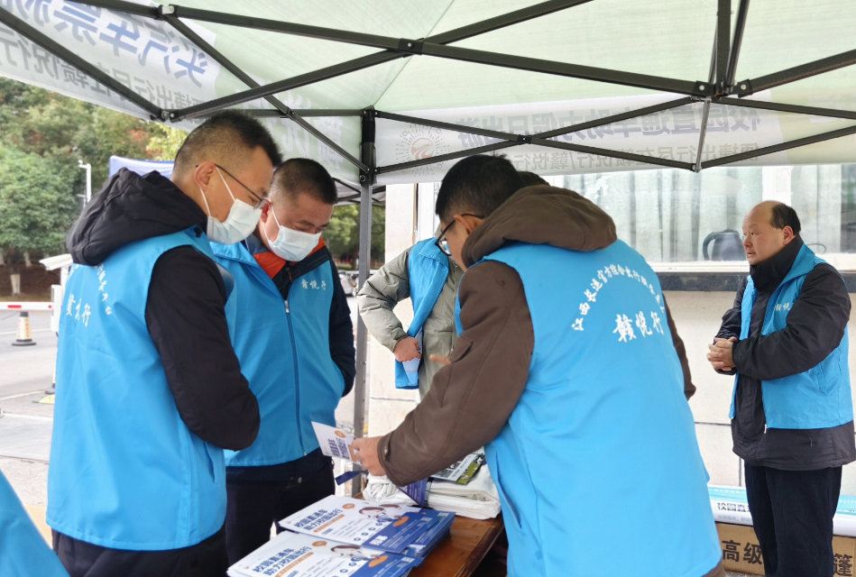 新余長(zhǎng)運(yùn) 公司領(lǐng)導(dǎo)督導(dǎo)校園直通車(chē)推廣活動(dòng)