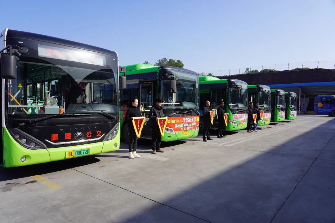 鷹潭公交舉行鷹潭市“最美公交線路、最美公交駕駛員”授旗（標）儀式