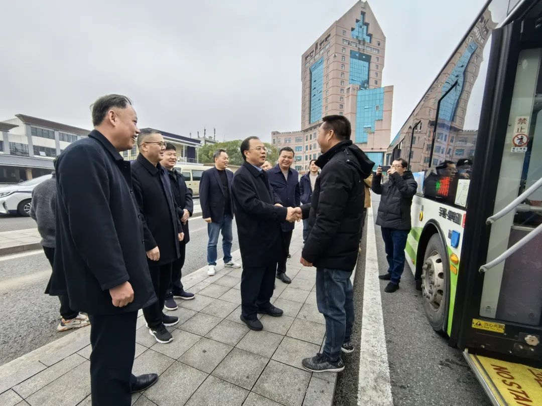 鷹潭市領(lǐng)導(dǎo)看望慰問(wèn)鷹潭公交一線干部職工