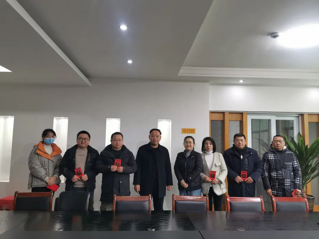 鷹潭公交 慰問勞模、困難職工