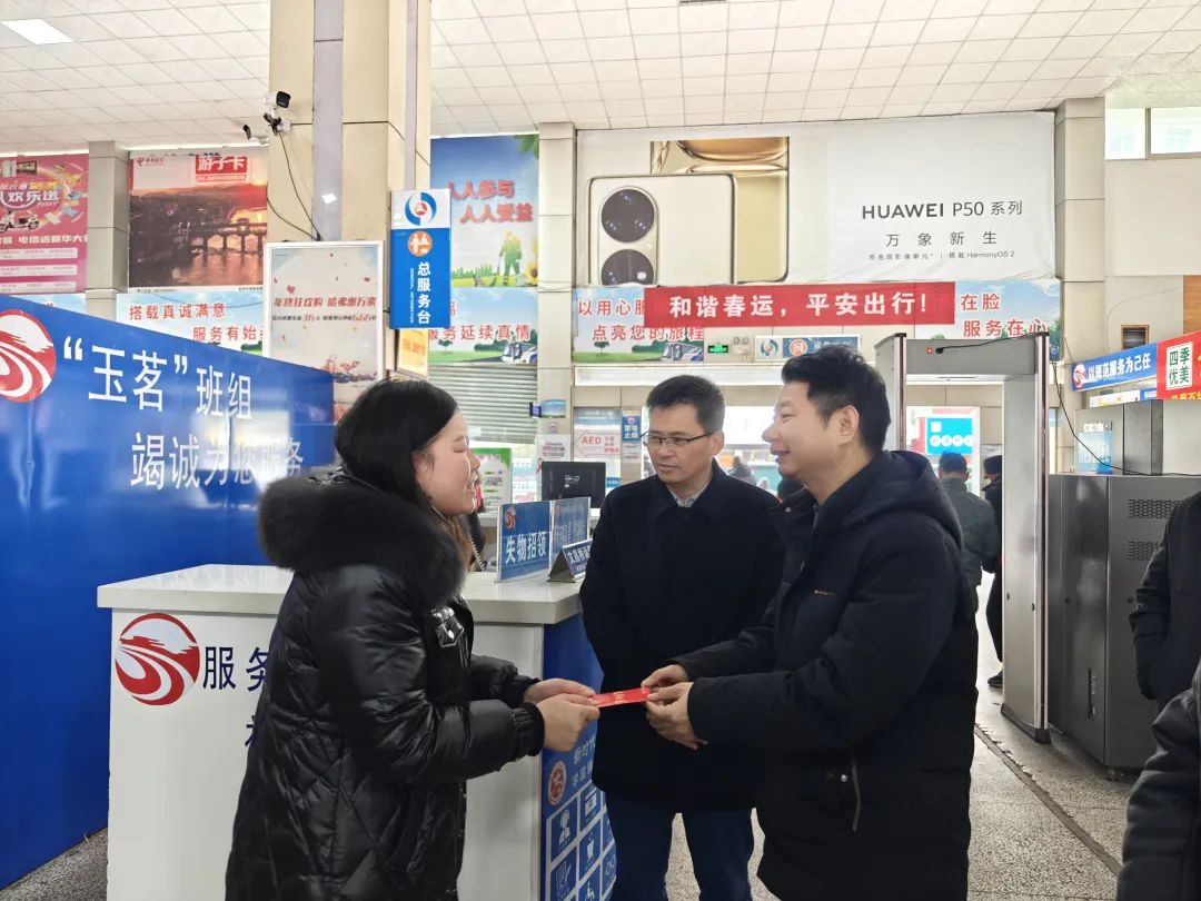 撫州市交通運輸局領(lǐng)導(dǎo)慰問撫州長運困難員工 肖良芝陪同