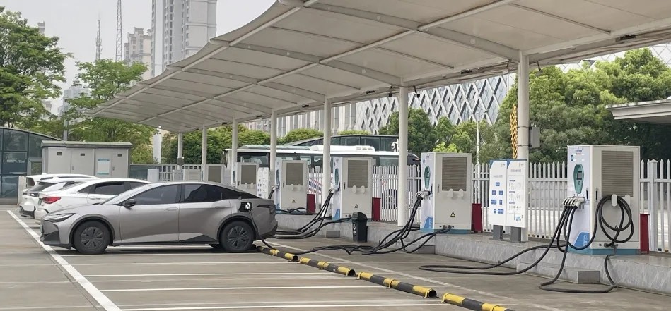 王曉一行深入南昌長途汽車西站檢查充電站運(yùn)營及安全工作