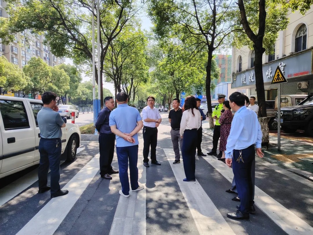 新余公交 新余市政府領(lǐng)導現(xiàn)場調(diào)研公交站點設(shè)置工作