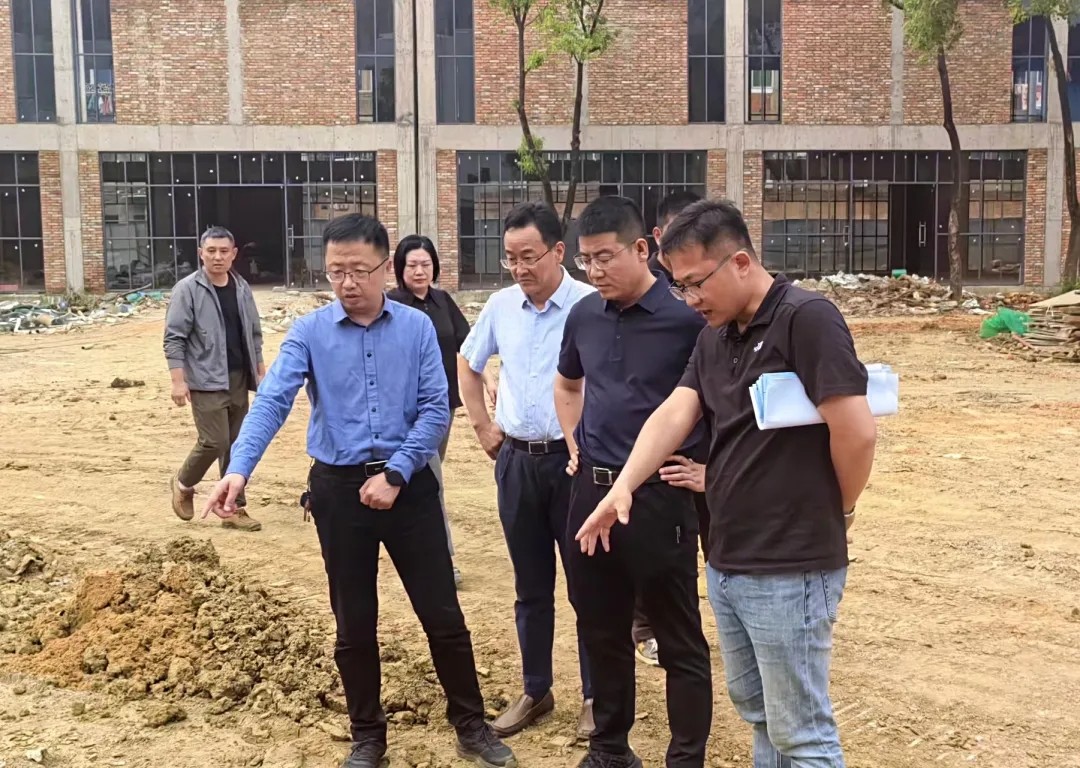 張亮對江西長運(yùn)京山地塊單元排水整治項目進(jìn)行實地督導(dǎo)