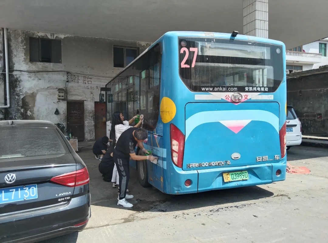 撫州長運(yùn) 清理公交車身廣告 提升企業(yè)形象