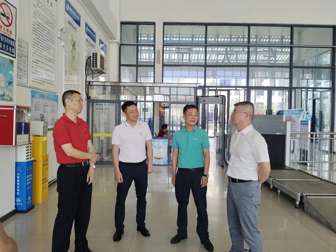 胡勁松一行檢查上饒汽運、鷹潭公司安全生產(chǎn)工作