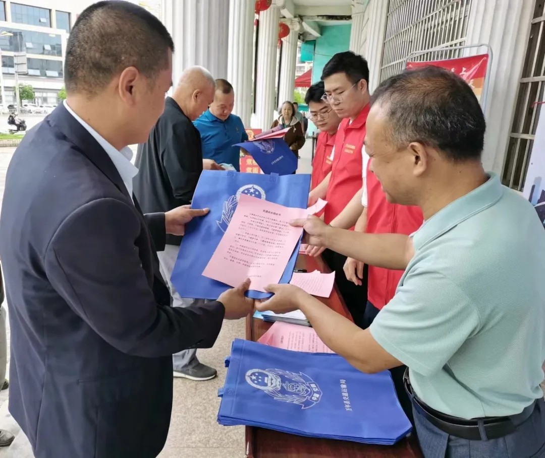 上饒汽運：萬年公司開展“安全生產(chǎn)月”咨詢日活動