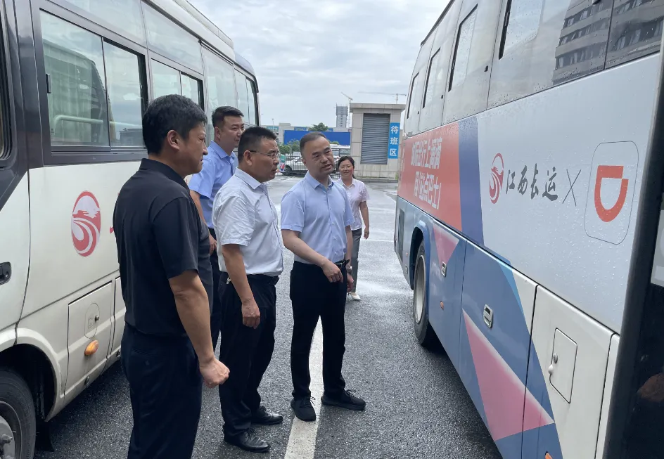 劉磊、占梁調研上饒汽運