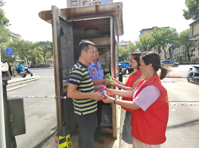 長(zhǎng)運(yùn)物業(yè) 一線送清涼 送去關(guān)懷與問(wèn)候