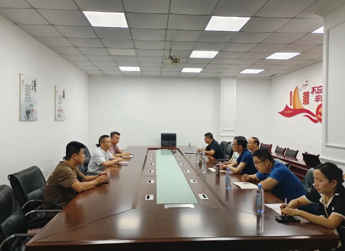 9月19日，江西省交通運(yùn)輸執(zhí)法局副局長(zhǎng)朱國(guó)英一行前往景德鎮(zhèn)長(zhǎng)運(yùn)開展執(zhí)法監(jiān)督與調(diào)研工作，景德鎮(zhèn)市交通執(zhí)法支隊(duì)隊(duì)長(zhǎng)于盛穎等陪同。調(diào)研會(huì)上，景德鎮(zhèn)長(zhǎng)運(yùn)董事長(zhǎng)程鵬匯報(bào)了公司安全生產(chǎn)、配合打擊黑車及市場(chǎng)秩序維護(hù)情況。朱國(guó)英要求景德鎮(zhèn)長(zhǎng)運(yùn)建立獎(jiǎng)勵(lì)機(jī)制，鼓勵(lì)駕駛員參與監(jiān)督，共護(hù)市場(chǎng)秩序；同時(shí)加強(qiáng)節(jié)日安全生產(chǎn)，確保假期安全形勢(shì)穩(wěn)定。