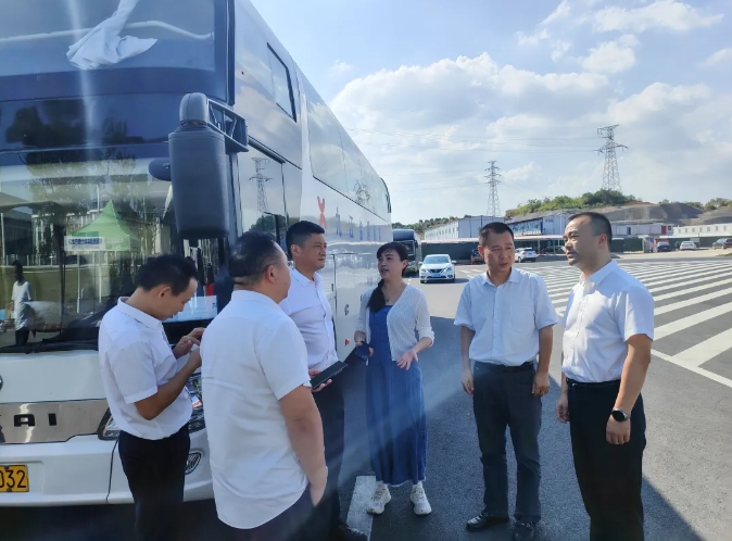 劉磊、占梁督導(dǎo)九江長運(yùn)校園直通車工作