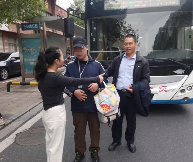 新余公交：家長哭著點(diǎn)贊：“謝謝你們！”