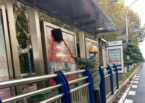 新余公交 全力整治人民廣場(chǎng)及周邊公交設(shè)施