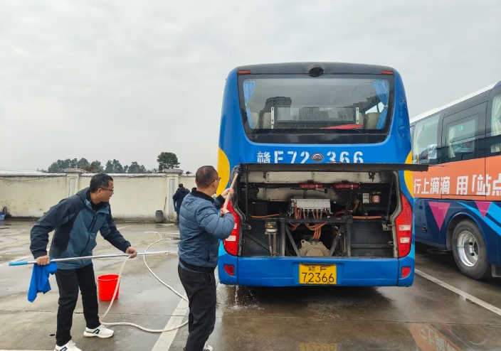 撫州長運(yùn)：崇仁分公司開展元旦前車輛大清洗活動(dòng)