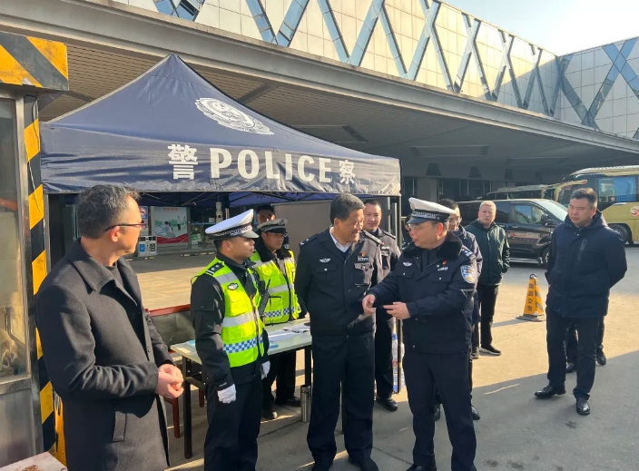 都市城際公交 交警部門領(lǐng)導(dǎo)檢查站務(wù)分公司春運安全生產(chǎn)工作